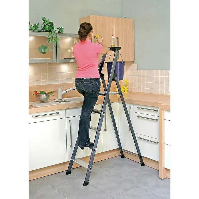 Krause Monto Stufenstehleiter SePro S - Arbeitshöhe: 3,05 m, Anzahl Tritte: 5 Stufen, Tiefe Stufen: 80 mm, Aluminium, Eloxiert - Anwendungsbeispiel