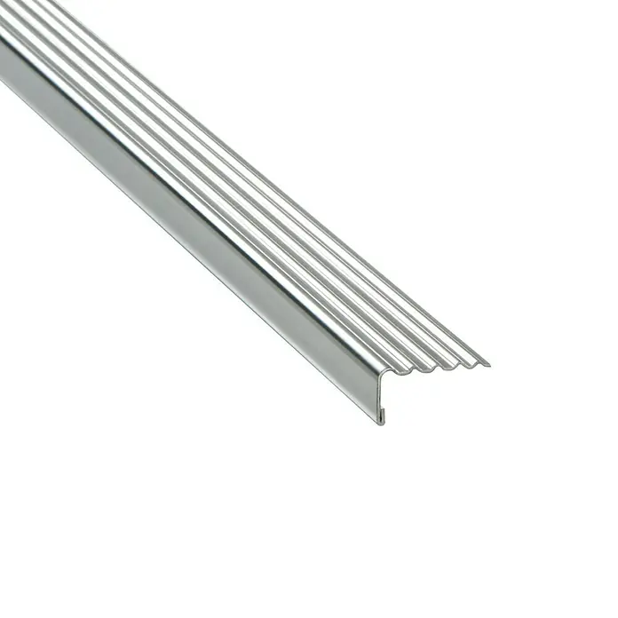 Perfil para escalera autoadhesivo - 1 m x 35 mm x 13 mm, Acero inoxidable, Superficie: Brillante - Vista angular