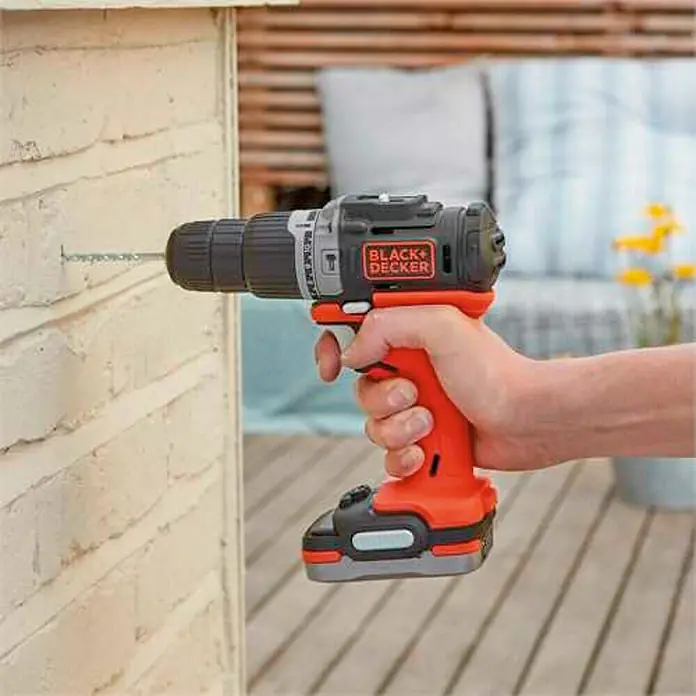 Black+Decker Taladro atornillador percutor de batería BDCHD12S1-XJ - 12 V, Iones de litio, 1 batería - Producto en uso