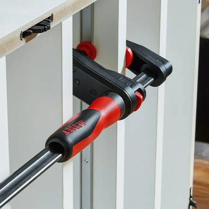 Bessey Getriebezwinge GearKlamp GK 45 - Spannweite: 450 mm, Ausladung: 60 mm - Anwendungsbeispiel