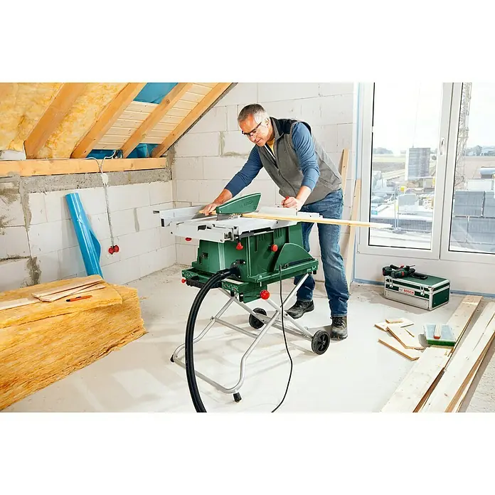 Bosch Transport- & Arbeitstisch PTA 2000 - Arbeitshöhe: 595 mm, Traglast: 125 kg, Passend für: Bosch Tischkreissäge PTS 10 - Anwendungsbeispiel