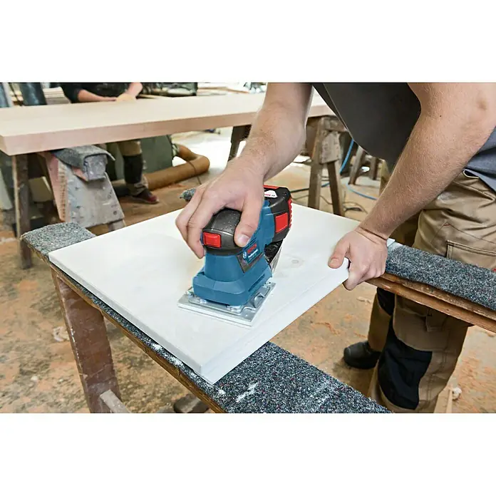 Bosch Professional Akku-Schwingschleifer GSS 18V-10 L-Boxx - 18 V, Ohne Akku, Leerlaufschwingzahl: 11.000 - 22.000 U/min - Anwendungsbeispiel