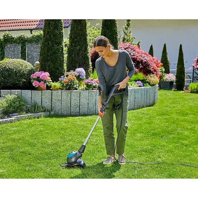 Gardena Električni trimer za travu EasyCut 450/25 - 450 W, Širina reza: 25 cm - Proizvod u upotrebi