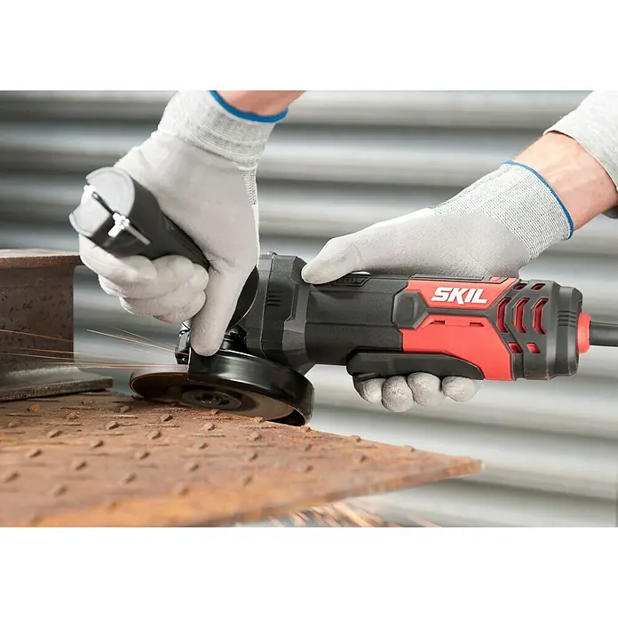 Skil Winkelschleifer 9132 AA - 850 W, Durchmesser Scheibe: 125 mm, Leerlaufdrehzahl: 0 U/min - 12.000 U/min - Anwendungsbeispiel