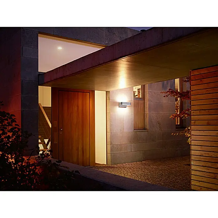 Steinel LED-Außenwandleuchte L 810 iHF Up-/Downlight - 9,8 W, 8,8 x 23 x 14,5 cm, Silber, IP44 - Stimmungsaufnahme