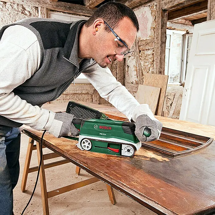 Bosch Bandschleifer PBS 75 A - 710 W, Bandgeschwindigkeit: 300 m/min, Schleiffläche: 76 x 165 mm - Anwendungsbeispiel