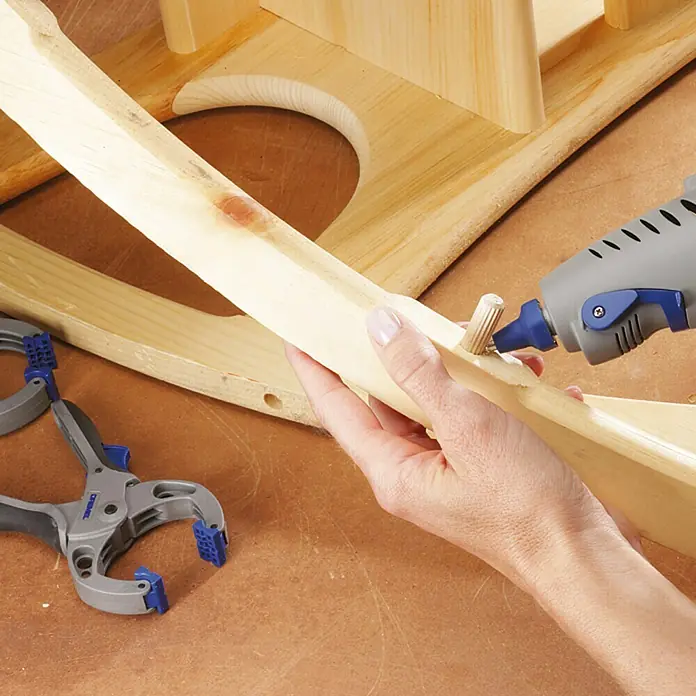 Dremel Pištolj za vruće ljepljenje 940-3 - Promjer uloška za ljepilo: 11/12 mm, Vrijeme zagrijavanja: 5 min - 7 min, Radna temperatura: 195 °C - Proizvod u upotrebi