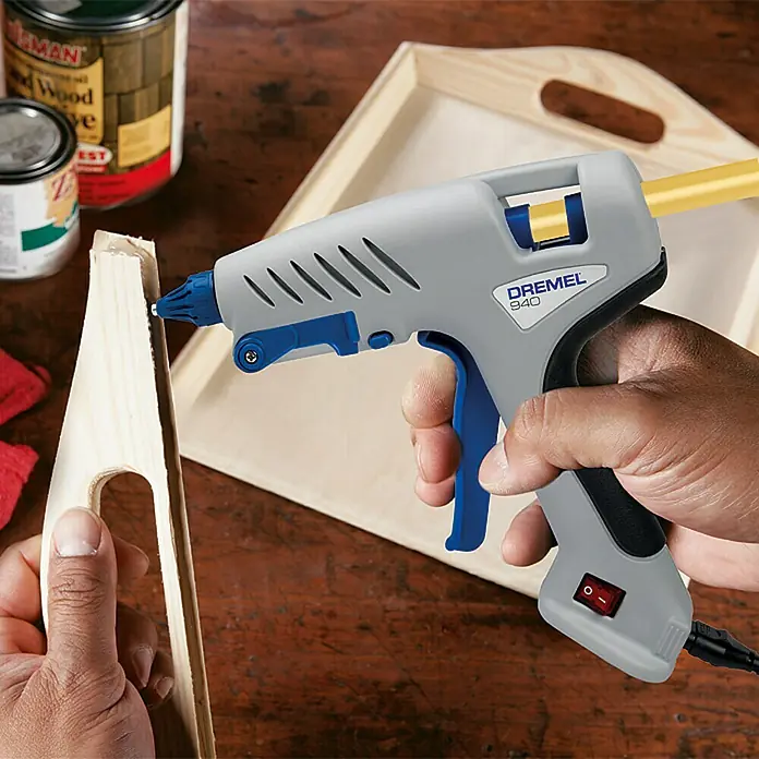 Dremel Pištolj za vruće ljepljenje 940-3 - Promjer uloška za ljepilo: 11/12 mm, Vrijeme zagrijavanja: 5 min - 7 min, Radna temperatura: 195 °C - Proizvod u upotrebi