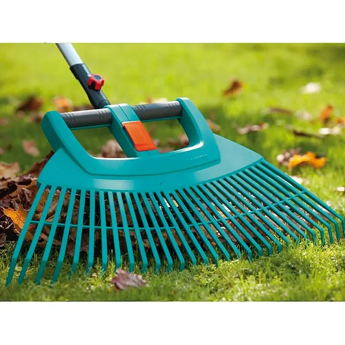 Gardena Combisystem Fächerbesen XXL Vario - Arbeitsbreite: 77 cm, Teilbar - Anwendungsbeispiel
