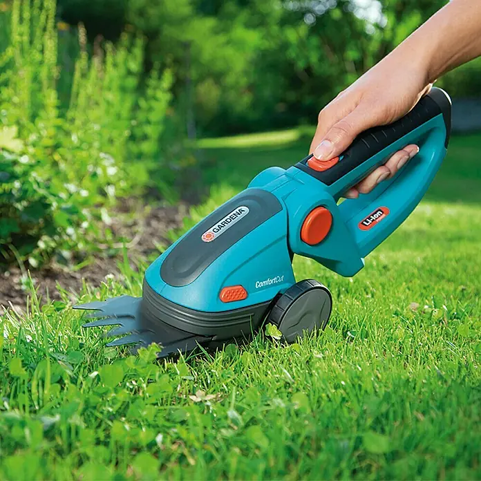 Gardena ComfortCut Akumulatorske škare za travu - 7,2 V, Litij-ionska, 1,5 Ah, 1 baterija, Širina noža: 8 cm, Vrijeme rada akumulatora: 90 min - Proizvod u upotrebi