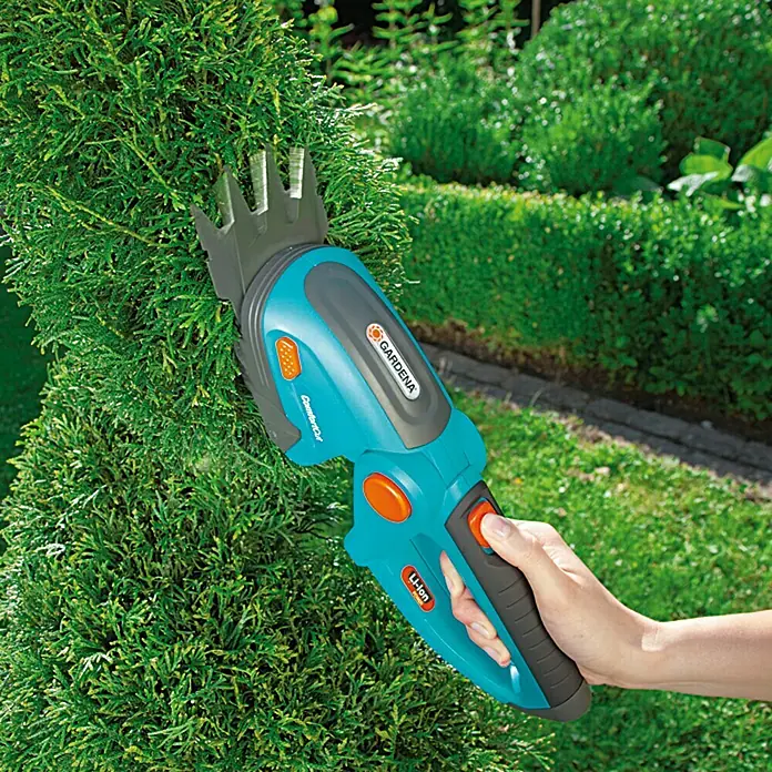 Gardena ComfortCut Akumulatorske škare za travu - 7,2 V, Litij-ionska, 1,5 Ah, 1 baterija, Širina noža: 8 cm, Vrijeme rada akumulatora: 90 min - Proizvod u upotrebi