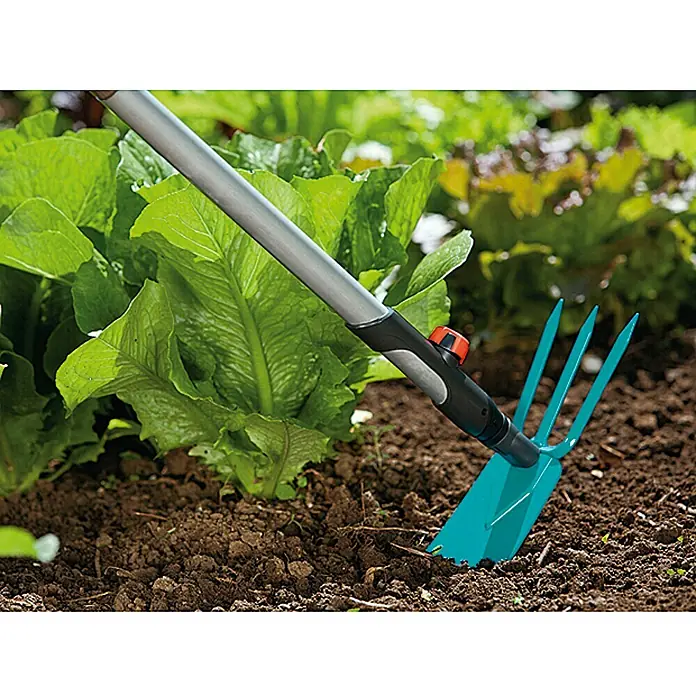 Gardena Combisystem Vrtna motika - Radna širina: 9 cm, Broj zubaca: 3, Čelik - Proizvod u upotrebi
