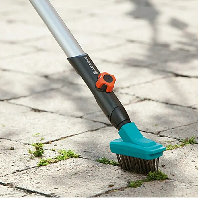 Gardena Combisystem Četka za fuge - Radna širina: 8,5 cm, Materijal čekinja: Čelična žica - Proizvod u upotrebi