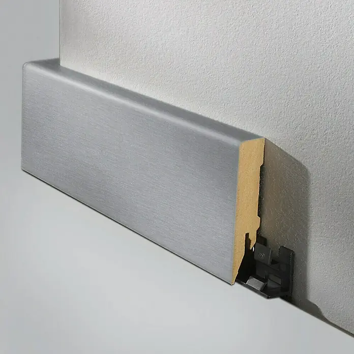 LOGOCLIC Sockelleiste Edelstahl - 2,6 m x 80 mm x 18 mm, Gerade - Detailaufnahme