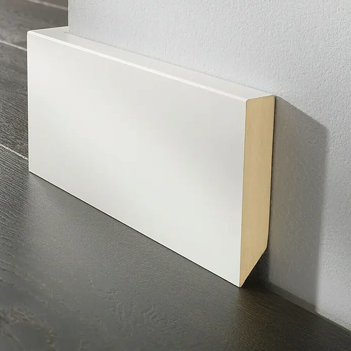 LOGOCLIC Sockelleiste Weiß - 2,6 m x 17 mm x 100 mm, Gefast - Stimmungsaufnahme