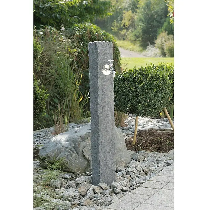 Wasserzapfstelle Natura - Black Granitfarben, Höhe: 98 cm - Stimmungsaufnahme