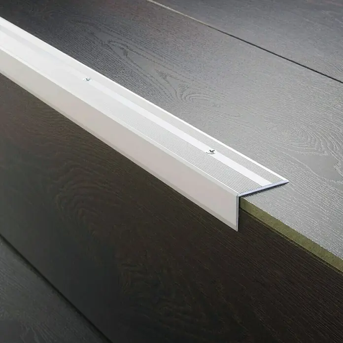 LOGOCLIC Završni profil za stepenice - Srebrne boje, 2,5 m x 40 mm x 25 mm, Vrsta montaže: Vijci - Živopisni prikaz