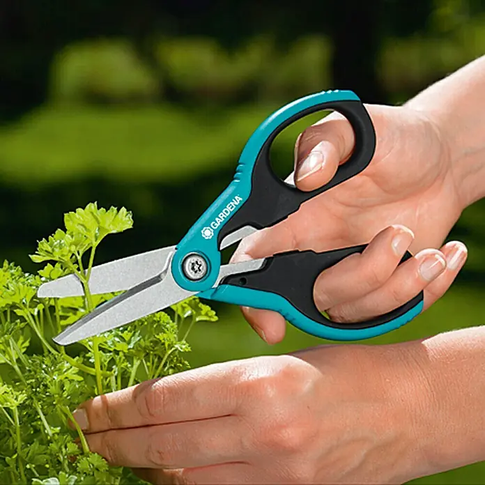 Gardena Allzweckschere SchnippSchnapp - Länge: 180 mm - Anwendungsbeispiel