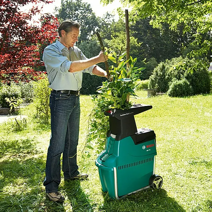 Bosch Električni stroj za usitnjavanje AXT 25 TC - 2.500 W, Maksimalan promjer grane: 4,5 cm - Proizvod u upotrebi
