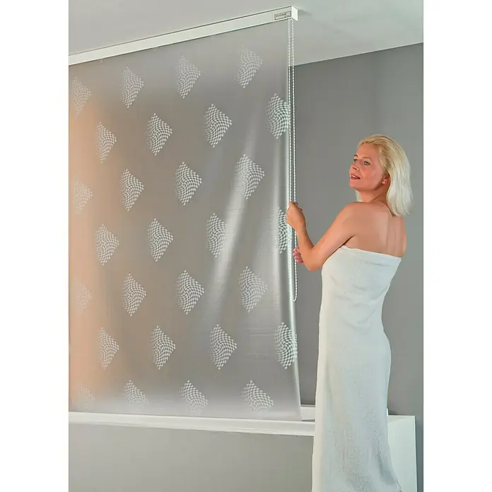 Eco-Dur Duschrollo deluxe - 134 x 240 cm, Karo, Weiß/Silber - Stimmungsaufnahme