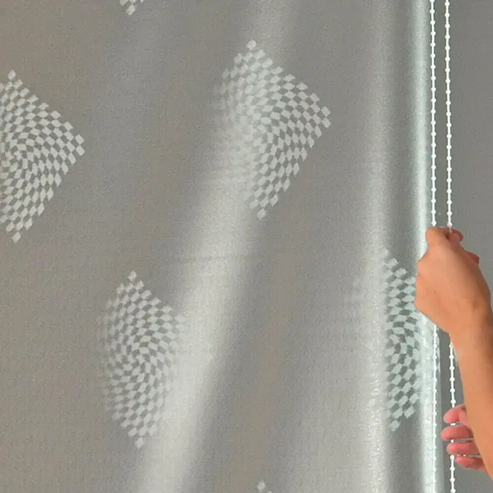 Eco-Dur Duschrollo deluxe - 134 x 240 cm, Karo, Weiß/Silber - Detailaufnahme