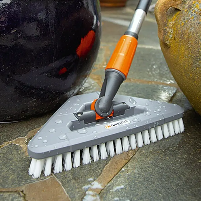 Gardena Plastična četka za ribanje sa zglobom - Zglob s mogućnošću savijanja, Širina četke: 27 cm - Proizvod u upotrebi