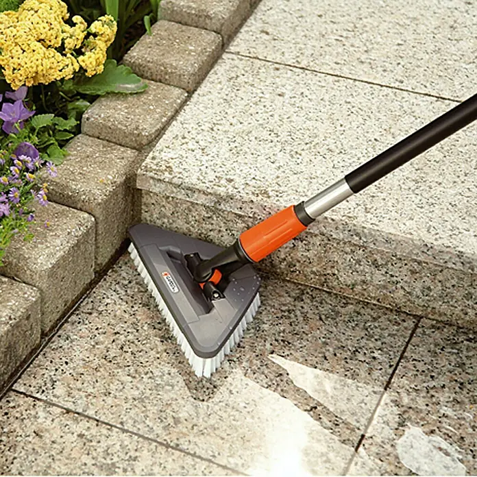 Gardena Plastična četka za ribanje sa zglobom - Zglob s mogućnošću savijanja, Širina četke: 27 cm - Proizvod u upotrebi
