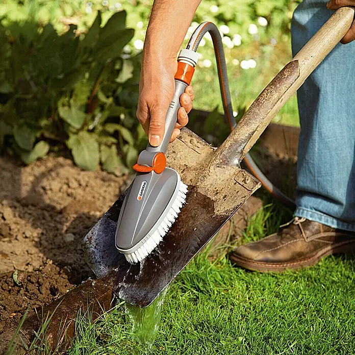 Gardena Cleansystem Ručna četka za ribanje - Provodi vodu, Plastika - Proizvod u upotrebi