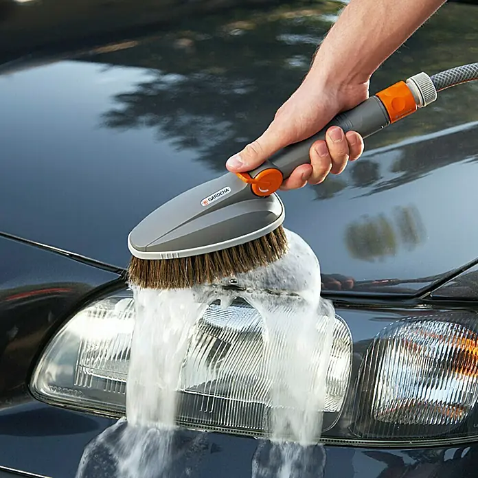 Gardena Cleansystem Udobna ručna četka - Provodi vodu, Materijal čekinja: PET - Proizvod u upotrebi