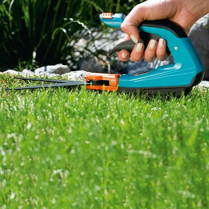 Gardena Comfort Grasschere - Material Klinge: Geschliffene Schneide, Antihaftbeschichtet, Drehbar, Spezialgriff - Anwendungsbeispiel