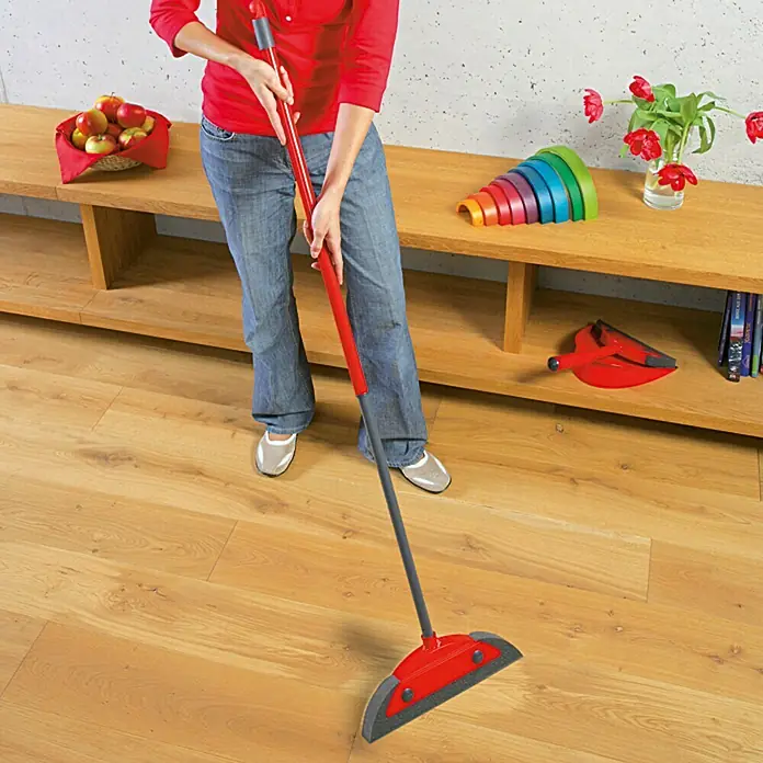 Vileda Superfeger Besen Classic - Material Borsten: Synthetik, Breite Besen: 35 cm - Anwendungsbeispiel