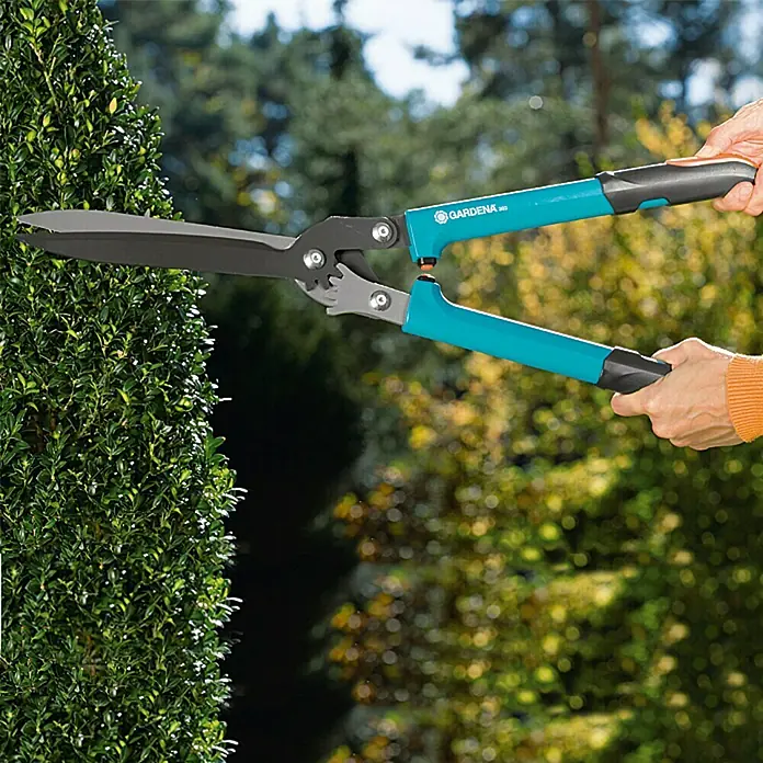 Gardena Comfort Škare za živicu sa zupčastim prijenosom - Duljina oštrice: 23 cm, S protuprianjajućim premazom - Proizvod u upotrebi