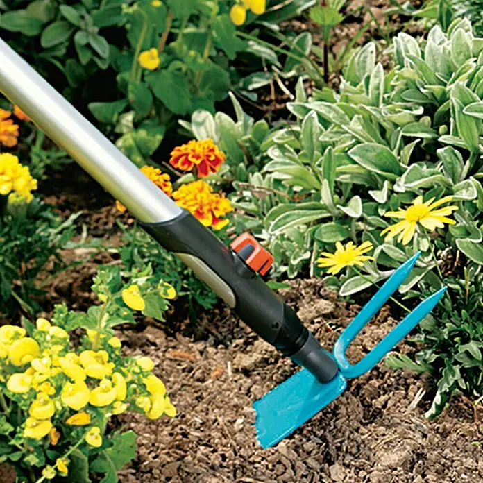 Gardena Combisystem Vrtna motika - Radna širina: 7,5 cm, Oblik lista: Ravni oblik - Proizvod u upotrebi