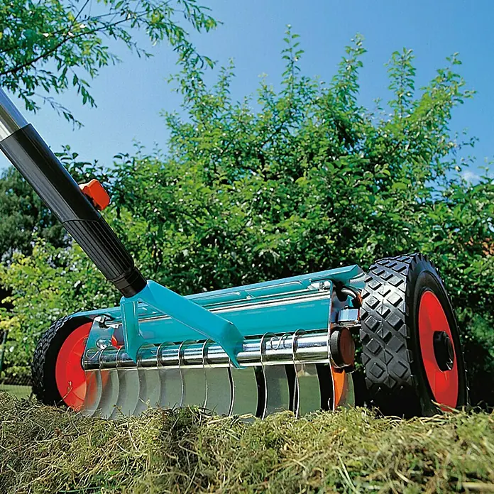 Gardena Combisystem Nastavak za ručni kultivator - Radna širina: 32 cm, Prikladno za: Uklanjanje mahovine i slame - Proizvod u upotrebi