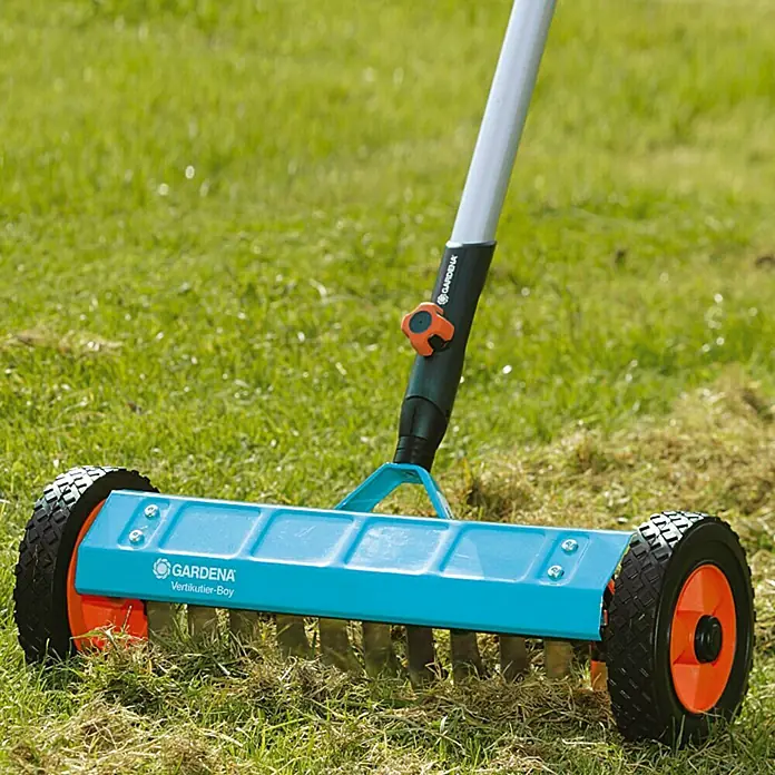 Gardena Combisystem Nastavak za ručni kultivator - Radna širina: 32 cm, Prikladno za: Uklanjanje mahovine i slame - Proizvod u upotrebi