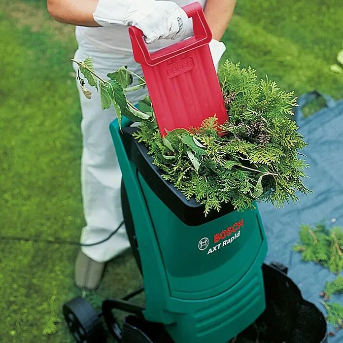 Bosch Električni stroj za usitnjavanje granja AXT Rapid 2200 - 2.200 W, Laserski rezane precizni noževi od kaljenog čelika - Proizvod u upotrebi