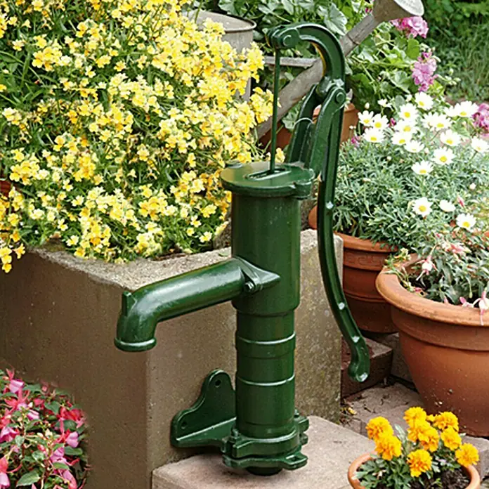Floraworld Handschwengelpumpe Royal Classic - Winkelflansch, Max. Ansaughöhe: 7 m - Stimmungsaufnahme