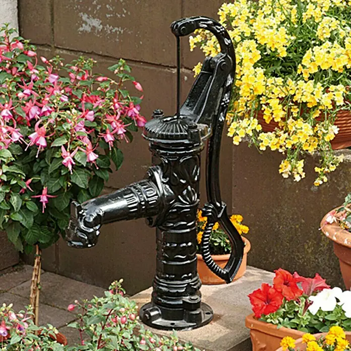 Floraworld Handschwengelpumpe Rustikal Classic - Max. Ansaughöhe: 7 m - Stimmungsaufnahme