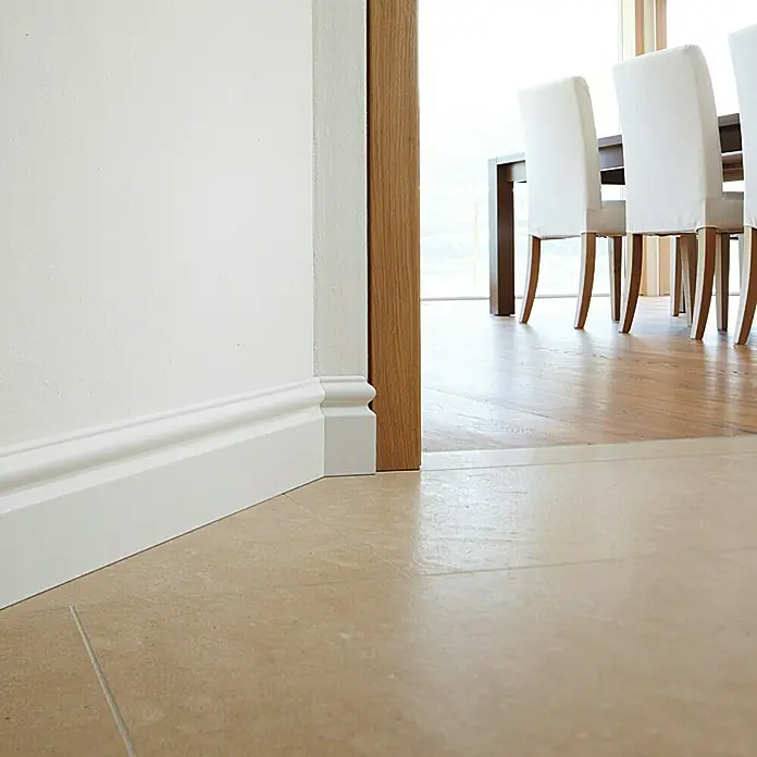 Podna kutna lajsna FU116L - Bijele boje, 2,4 m x 15 mm x 115 mm - Pogled s lijeve strane
