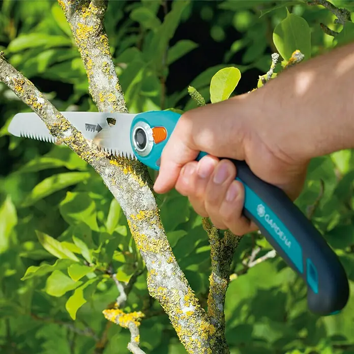 Gardena Sierra de jardín plegable 200 P - Largo: 291 mm, Muelle de acero de calidad, Cromado duro - Producto en uso