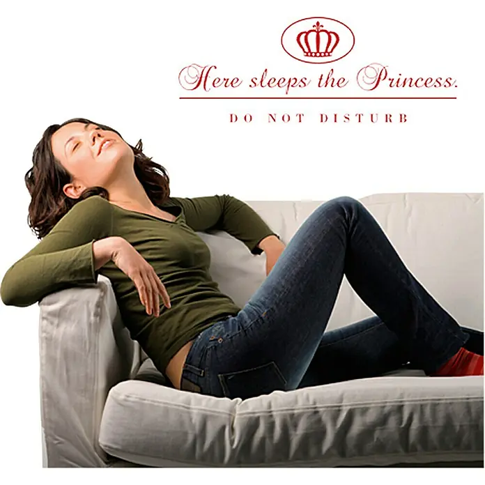 Wandtattoo - Here sleeps the Princess, Rubin-Rot, 58 x 23 cm - Stimmungsaufnahme