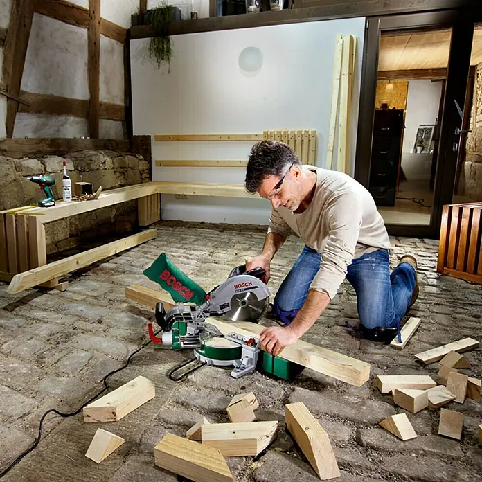 Bosch Kapp- & Gehrungssäge PCM 8 S - 1.200 W, Leerlaufdrehzahl: 4.800 U/min, Durchmesser Sägeblatt: 216 mm, Zugfunktion - Anwendungsbeispiel