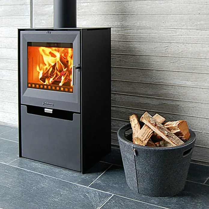 Aduro Kaminofen 14 - 6,5 kW, Raumheizvermögen: 334 m³, Mit Holzfach, Schwarz - Stimmungsaufnahme