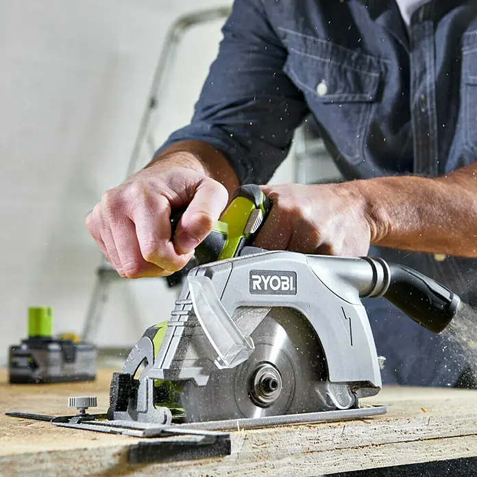 Ryobi ONE+ Akku-Handkreissäge R18CS-0 - 18 V, Ohne Akku, Sägeblatt: Ø 165 mm, Leerlaufdrehzahl: 4.700 U/min - Anwendungsbeispiel