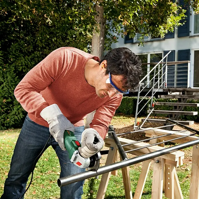 Bosch 18 V Power for All Amoladora angular PWS 700-115 - 701 W, Diámetro disco: 115 mm, 11.000 r.p.m. - Producto en uso