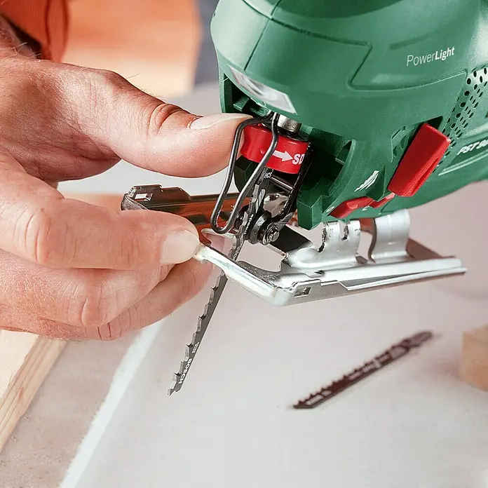Bosch Stichsäge PST 900 PEL - 620 W, 500 Hübe/min - 3.100 Hübe/min - Anwendungsbeispiel