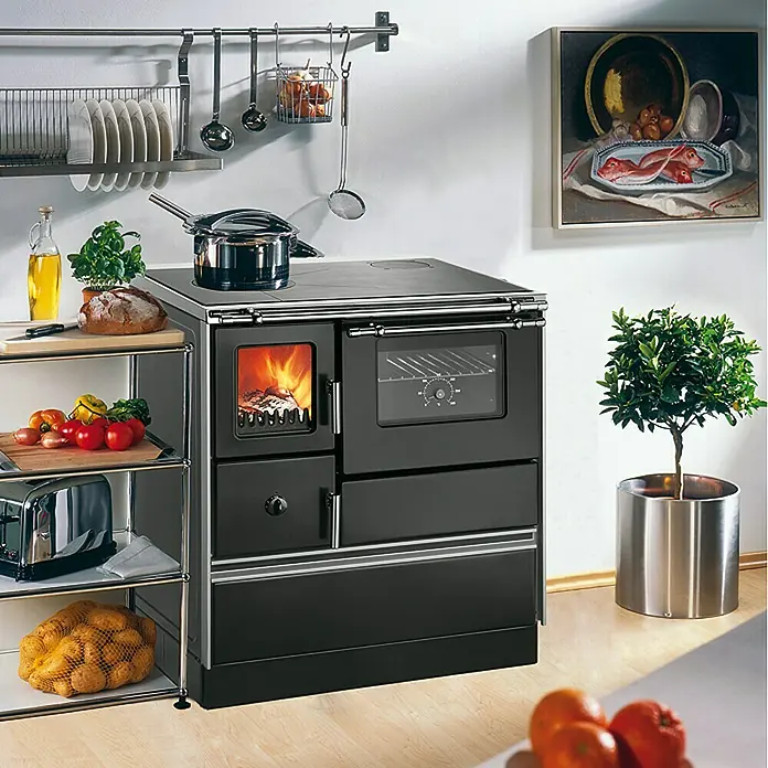 Westminster Küchenherd K 176 F/A - 5 kW, Raumheizvermögen: 124 m³, Backofen rechts, Schwarz - Stimmungsaufnahme