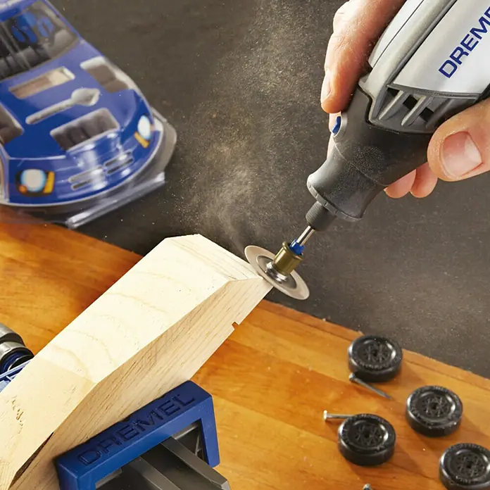 Dremel EZ SpeedClic Disco para esmerilar Mod. SC 413 - 30 mm, Grano: 240, 6 ud. - Producto en uso