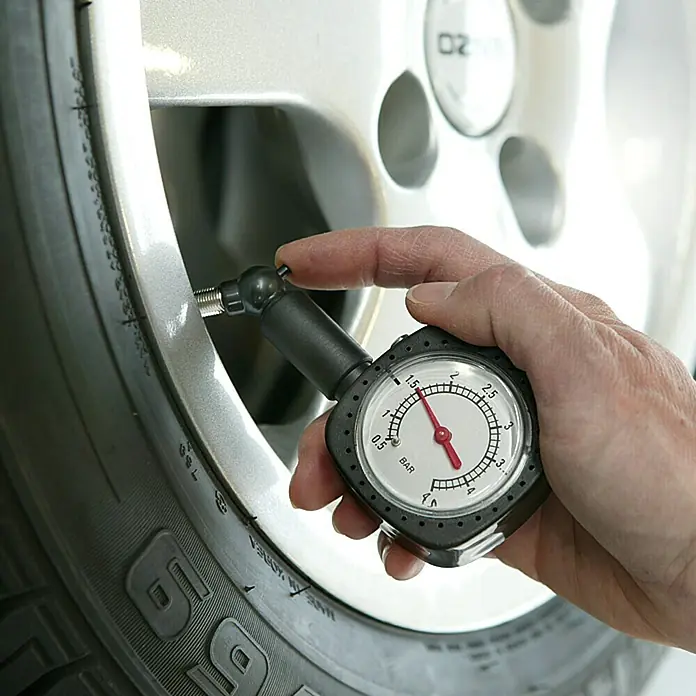 UniTEC Reifendruckprüfer - Autoventil, Analog - Anwendungsbeispiel