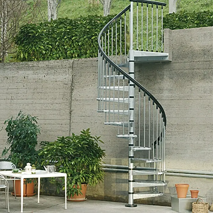 Fontanot Arké Außenspindeltreppe Civik Zink - Durchmesser: 120 cm, Geschosshöhe: 252 cm - 305 cm, Anzahl Steigungen: 13 Stk. - Stimmungsaufnahme